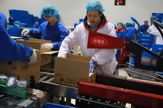 黨員帶頭赴一線  助力春節(jié)保生產(chǎn)—花花牛別樣“生產(chǎn)突擊隊(duì)”助力車(chē)間生產(chǎn)