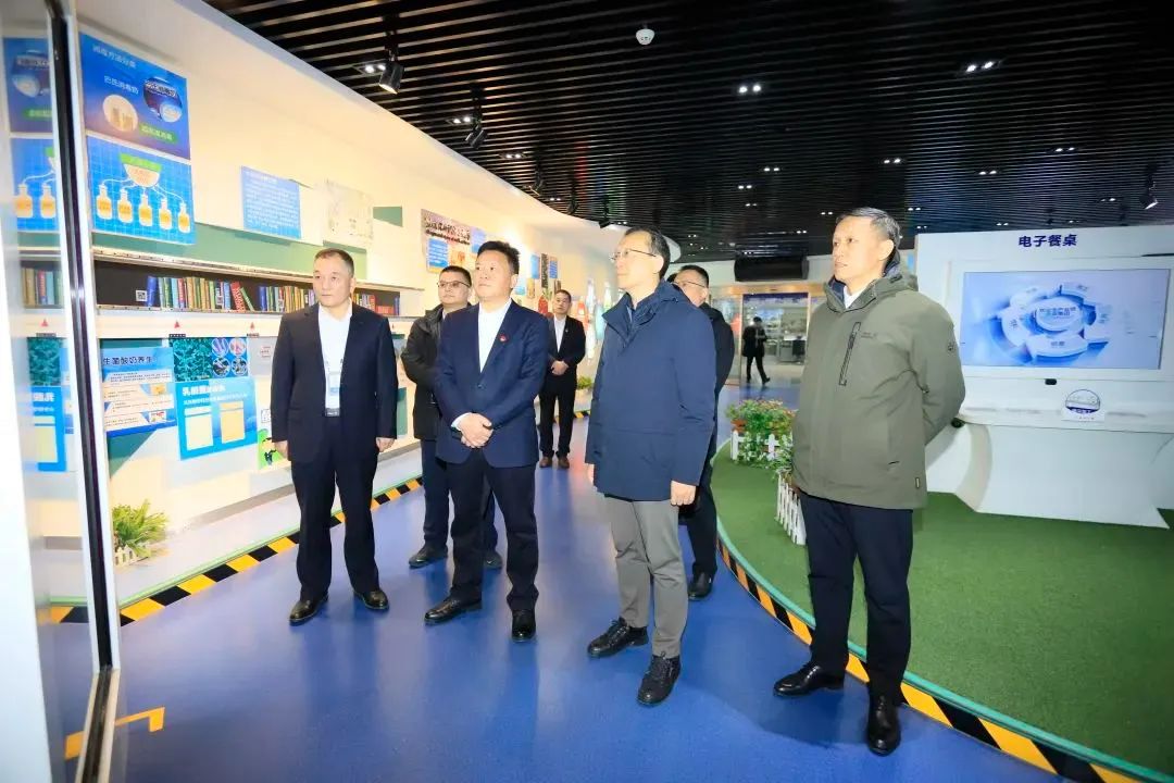 省政府國資委黨委書記、主任李濤一行到花花牛乳業(yè)集團調(diào)研