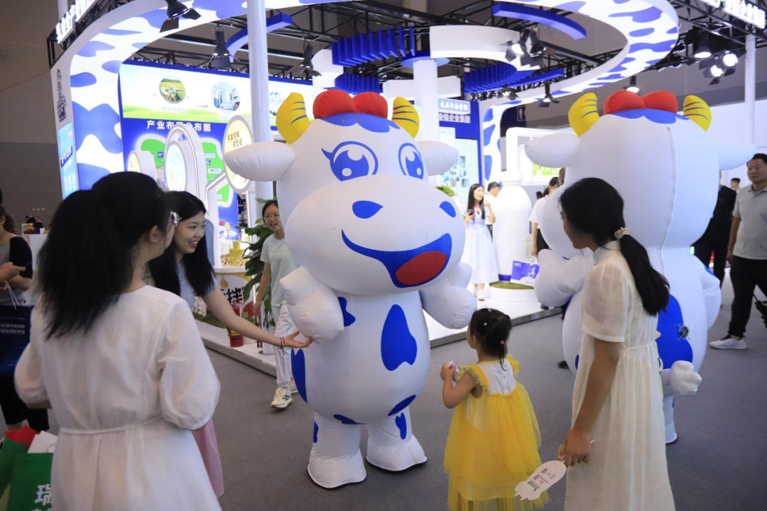 啟航新征程 點亮新賽道丨花花牛乳業(yè)集團參加第十四屆中國奶業(yè)大會暨D20峰會，榮獲“中國乳制品生產企業(yè)現(xiàn)代化等級5A級”評定殊榮
