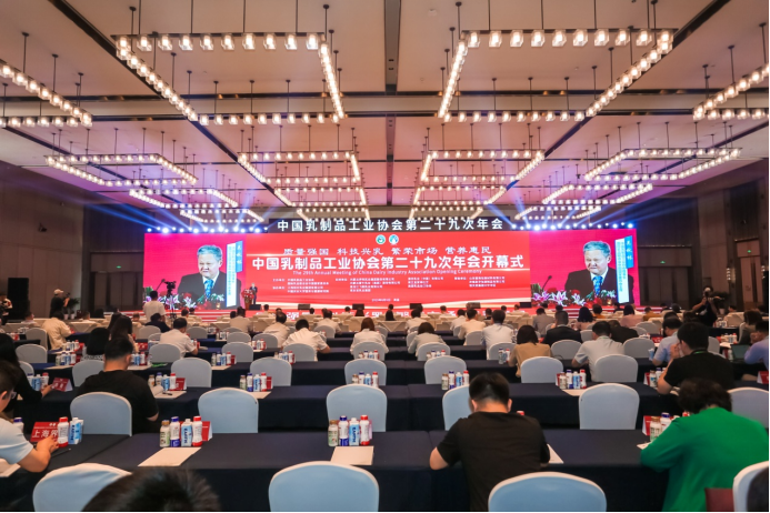 參觀拓思路 交流促發(fā)展 | 集團領(lǐng)導(dǎo)參加中乳協(xié)第二十九次年會暨中國（國際）乳業(yè)技術(shù)博覽會并到江西陽光乳業(yè)參觀座談