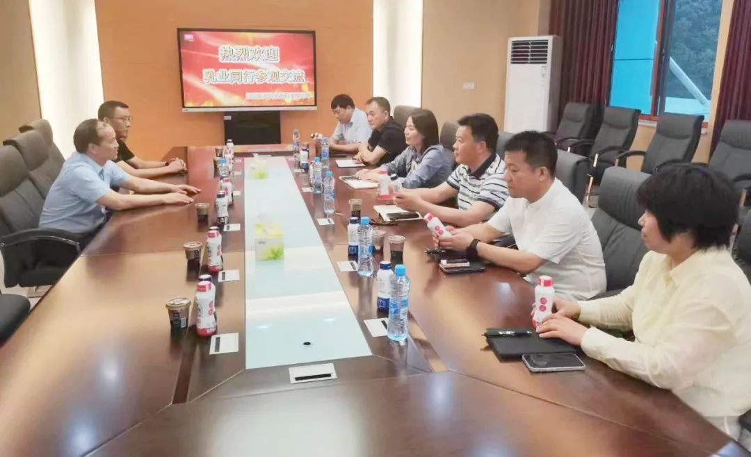 參觀拓思路 交流促發(fā)展 | 集團領(lǐng)導(dǎo)參加中乳協(xié)第二十九次年會暨中國（國際）乳業(yè)技術(shù)博覽會并到江西陽光乳業(yè)參觀座談