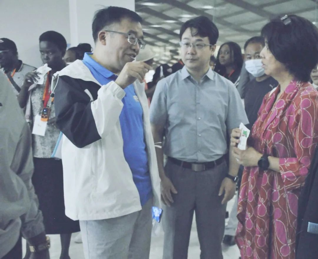 北京大學南南合作與發(fā)展學院教授、全球伙伴關(guān)系主任周詠梅一行蒞臨花花牛平輿瑞亞牧業(yè)參觀調(diào)研