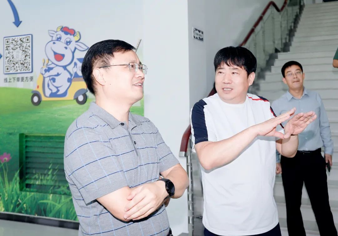 快訊|社旗縣人民政府縣長關(guān)文波一行蒞臨花花牛乳業(yè)集團(tuán)參觀考察 快訊|社旗縣人民政府縣長關(guān)文波一行蒞臨花花牛乳業(yè)集團(tuán)參觀考察