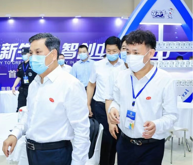 花花牛 | 第34屆中原畜牧業(yè)交易博覽會(huì)開(kāi)幕河南省人民政府副省長(zhǎng)武國(guó)定蒞臨花花牛展臺(tái)參觀 花花牛 | 第34屆中原畜牧業(yè)交易博覽會(huì)開(kāi)幕河南省人民政府副省長(zhǎng)武國(guó)定蒞臨花花牛展臺(tái)參觀