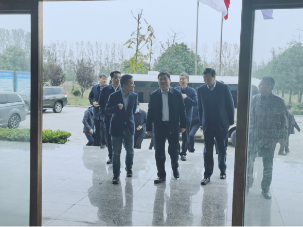 駐馬店市委書(shū)記鮑常勇一行蒞臨花花牛平輿瑞亞和新蔡瑞亞調(diào)研 駐馬店市委書(shū)記鮑常勇一行蒞臨花花牛平輿瑞亞和新蔡瑞亞調(diào)研