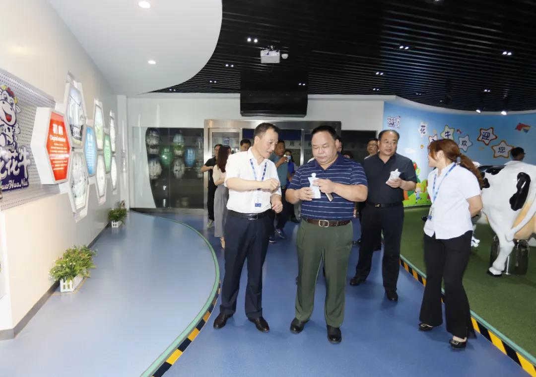 快訊 | 河南省人民政府食品安全委員會辦公室第三批食品安全示范區(qū)驗收組領(lǐng)導蒞臨花花牛乳業(yè)集團驗收食品安全示范區(qū)建設情況 快訊 | 河南省人民政府食品安全委員會辦公室第三批食品安全示范區(qū)驗收組領(lǐng)導蒞臨花花牛乳業(yè)集團驗收食品安全示范區(qū)建設情況