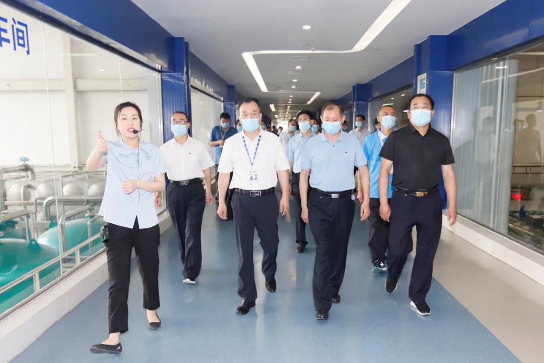 鄭州市安全生產(chǎn)雙重預(yù)防體系建設(shè)現(xiàn)場觀摩會在花花牛乳業(yè)集團(tuán)鄭州分公司召開 鄭州市安全生產(chǎn)雙重預(yù)防體系建設(shè)現(xiàn)場觀摩會在花花牛乳業(yè)集團(tuán)鄭州分公司召開