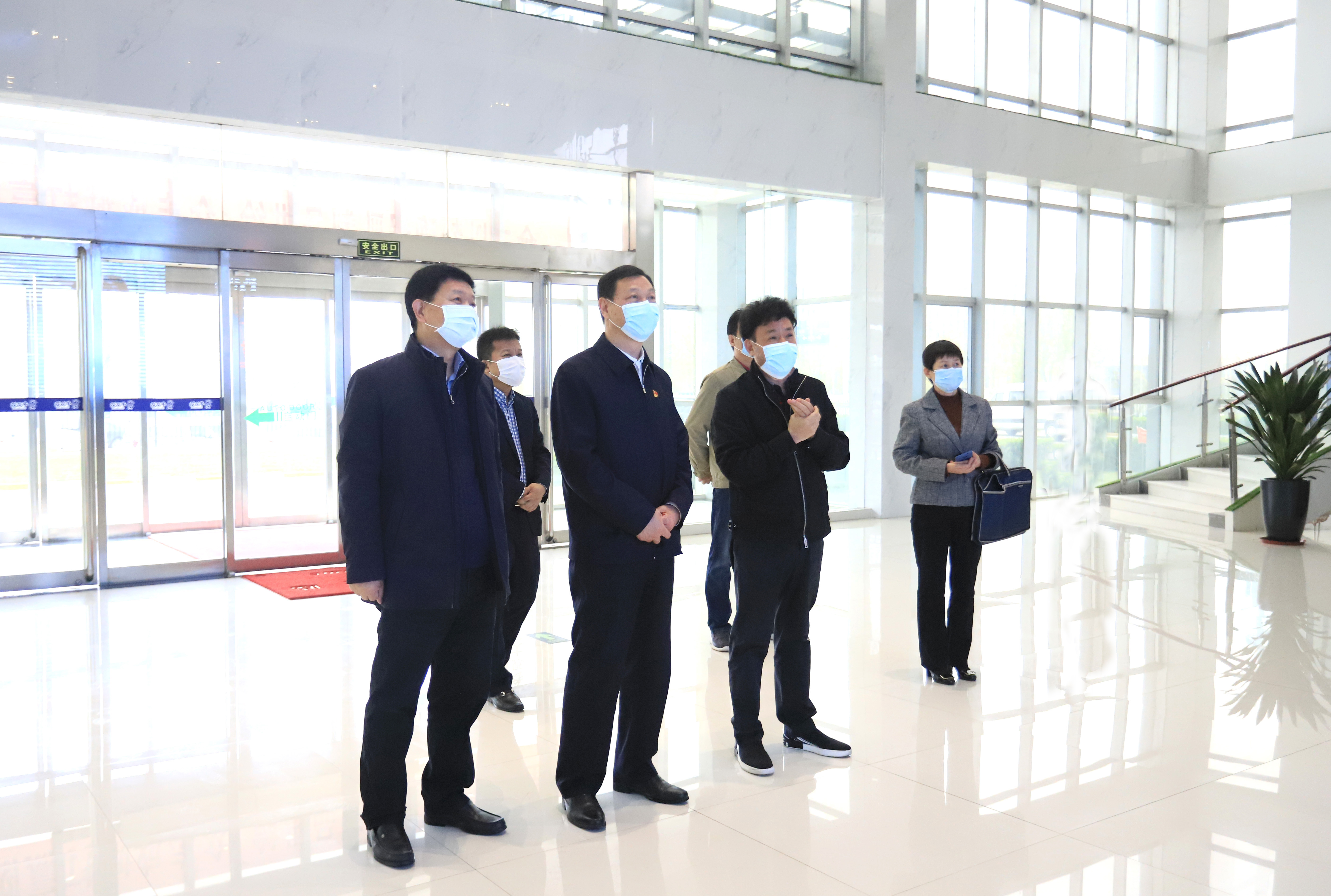 河南省委農(nóng)辦主任、農(nóng)業(yè)農(nóng)村廳廳長申延平一行調(diào)研河南花花牛乳業(yè)集團