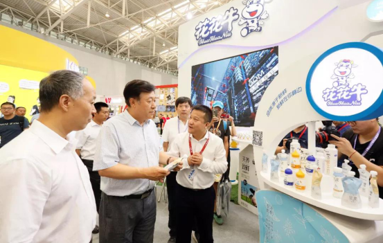 致敬祖國(guó)70華誕 |花花牛亮相第十屆中國(guó)奶業(yè)大會(huì) 致敬祖國(guó)70華誕 |花花牛亮相第十屆中國(guó)奶業(yè)大會(huì)