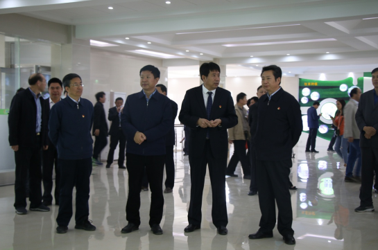 河南省農(nóng)牧業(yè)產(chǎn)業(yè)扶貧工作觀摩團蒞臨花花牛集團·魯山瑞亞牧業(yè)有限公司參觀考察 河南省農(nóng)牧業(yè)產(chǎn)業(yè)扶貧工作觀摩團蒞臨花花牛集團·魯山瑞亞牧業(yè)有限公司參觀考察