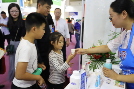 花花牛亮相第30屆中原畜牧業(yè)交易博覽會 花花牛亮相第30屆中原畜牧業(yè)交易博覽會