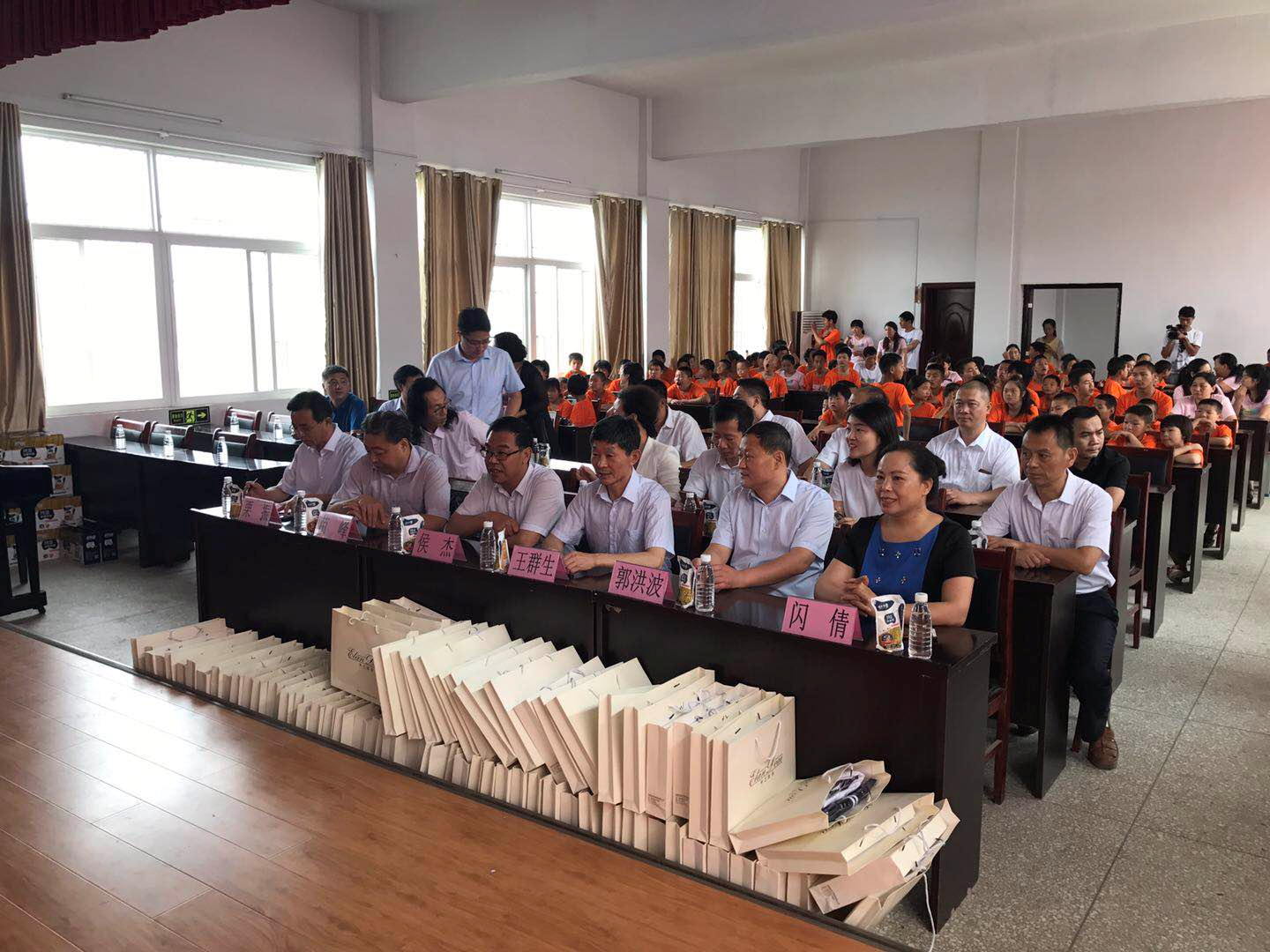 “關(guān)愛特殊兒童，讓愛灑滿人間—花花牛乳業(yè)集團2018中國小康牛奶行動” 公益助學(xué)泌陽捐贈儀式