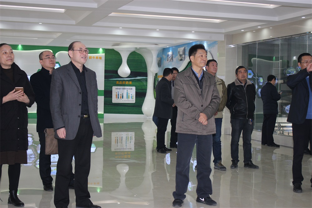 河南省財政廳副廳長龐學孟一行蒞臨花花牛集團養(yǎng)殖事業(yè)部魯山瑞亞牧業(yè)有限公司調(diào)研