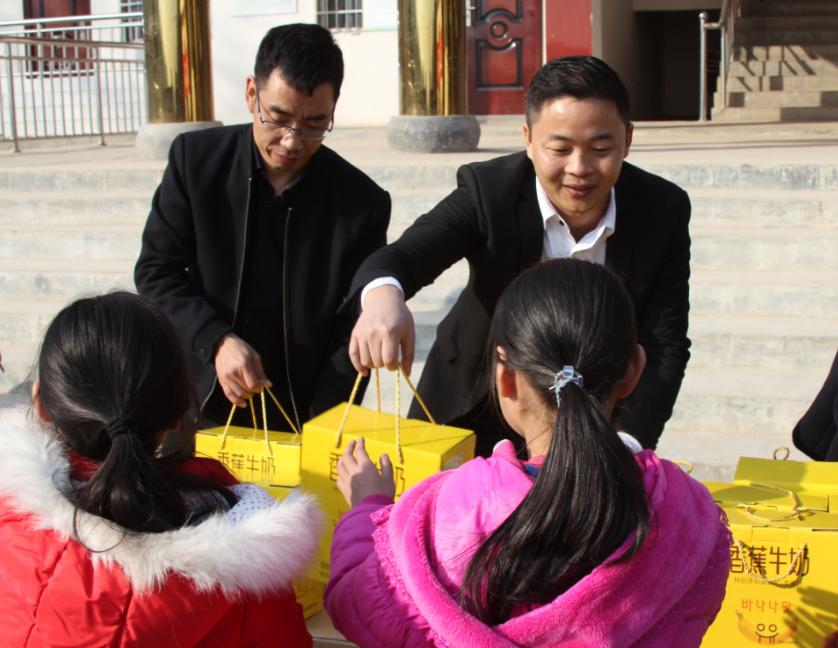 花花牛走進新密白龍廟村 讓山區(qū)的孩子喝到最新鮮的牛奶