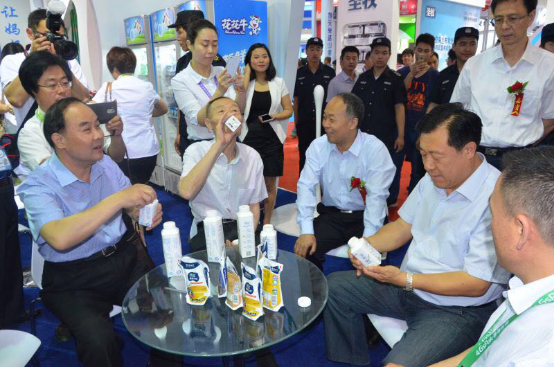 花花牛牛氣沖天！農(nóng)業(yè)部長品嘗“領(lǐng)暢”點(diǎn)贊，又獲國際奶業(yè)平臺(tái)青睞