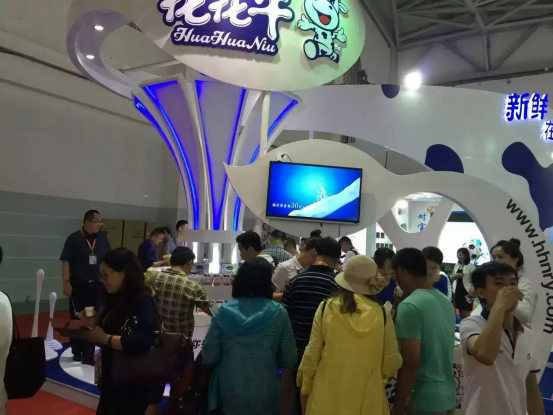 花花牛牛氣沖天！農(nóng)業(yè)部長品嘗“領(lǐng)暢”點(diǎn)贊，又獲國際奶業(yè)平臺(tái)青睞