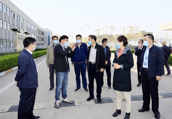 鄭州市人大副主任孫黎、市政府副市長(zhǎng)李喜安一行 蒞臨花花牛開展“三送一強(qiáng)”活動(dòng)