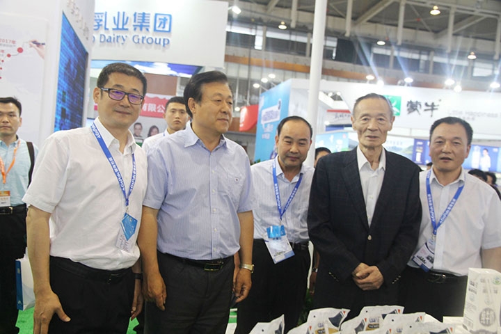 花花牛亮相第八屆中國奶業(yè)大會(huì)，又獲農(nóng)業(yè)部長一聲贊！