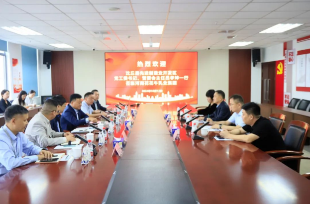 沈丘縣先進(jìn)制造業(yè)開發(fā)區(qū)黨工委書記呂孝坤、金絲猴食品有限公司董事長李旸等一行到訪河南花花牛乳業(yè)集團(tuán)