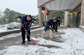 掃雪除冰 展現(xiàn)擔(dān)當(dāng) ——花花牛乳業(yè)集團(tuán)開展掃雪除冰志愿服務(wù)活動(dòng)