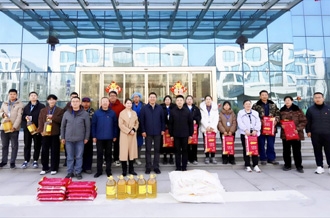 新春佳節(jié)暖人心 堅(jiān)守一線顯擔(dān)當(dāng) ——河南農(nóng)業(yè)投資集團(tuán)黨委委員、副總經(jīng)理兼花花牛乳業(yè)集團(tuán)黨委書記、董事長(zhǎng)張峰慰問花花牛乳業(yè)在崗員工